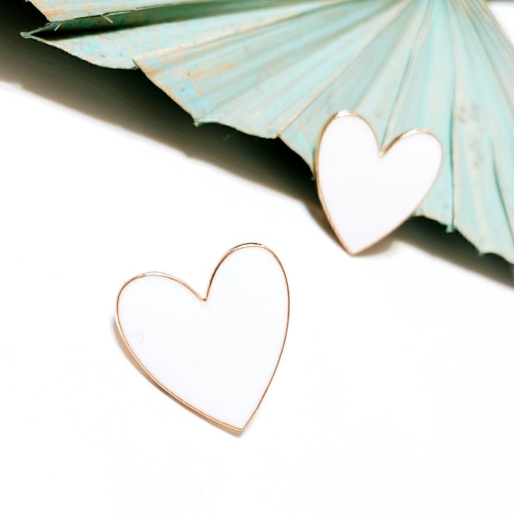 Heart earrings in white